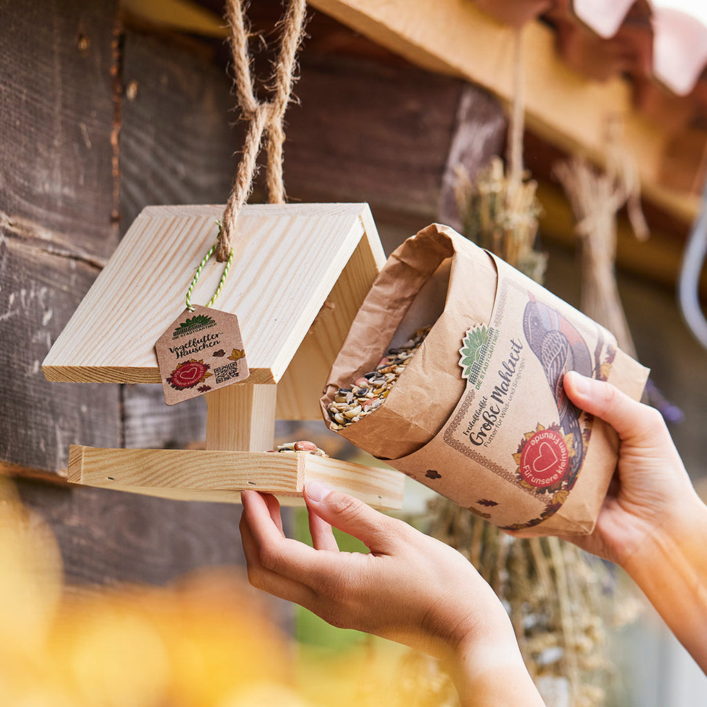 Vogelfutterhaus mit großer Mahlzeit - TierVita